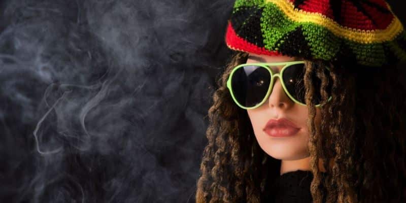 Frau im Jamaika-Look