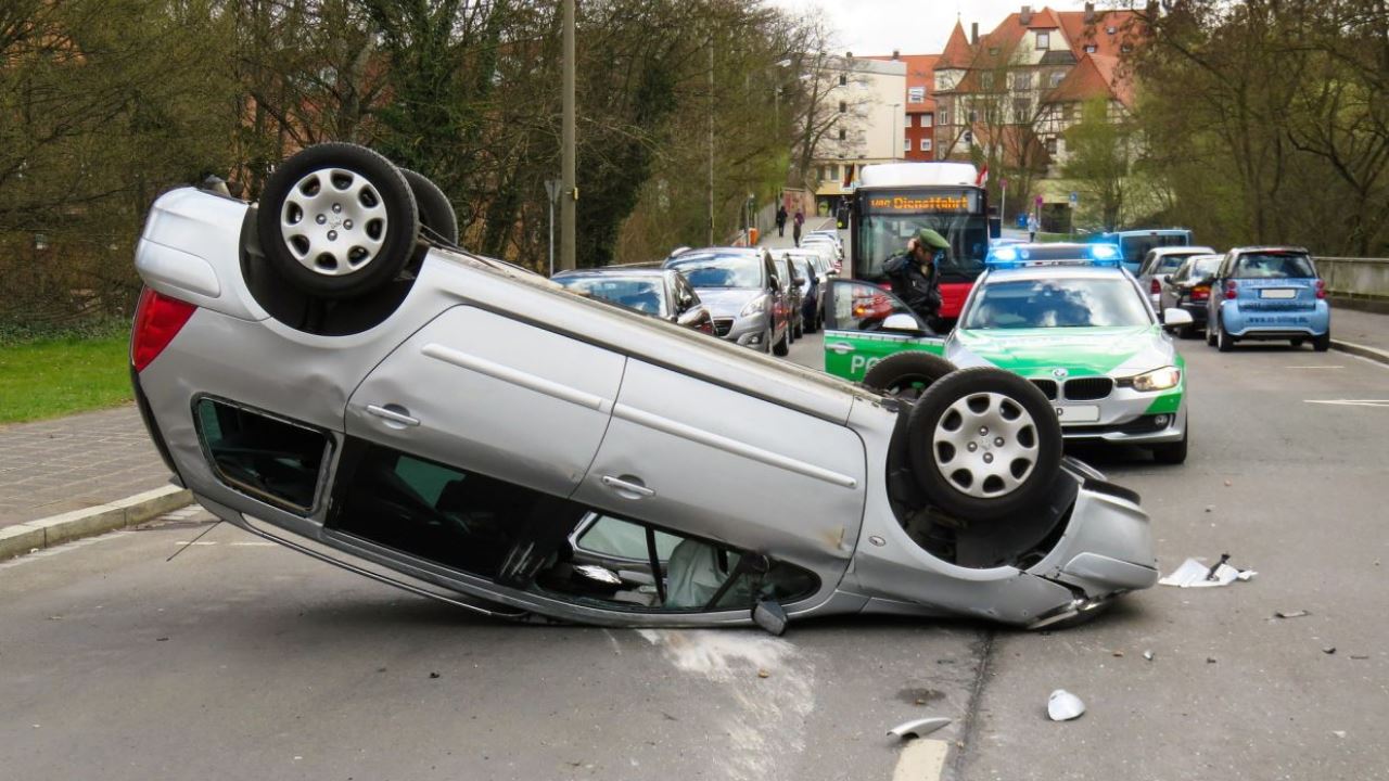 Cannabis und Autounfälle - Symbolbild