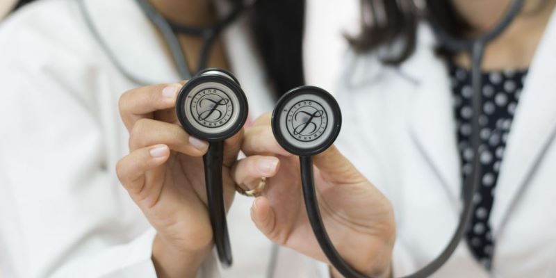 Ärzteschaft beim Cannabis - Symbolbild