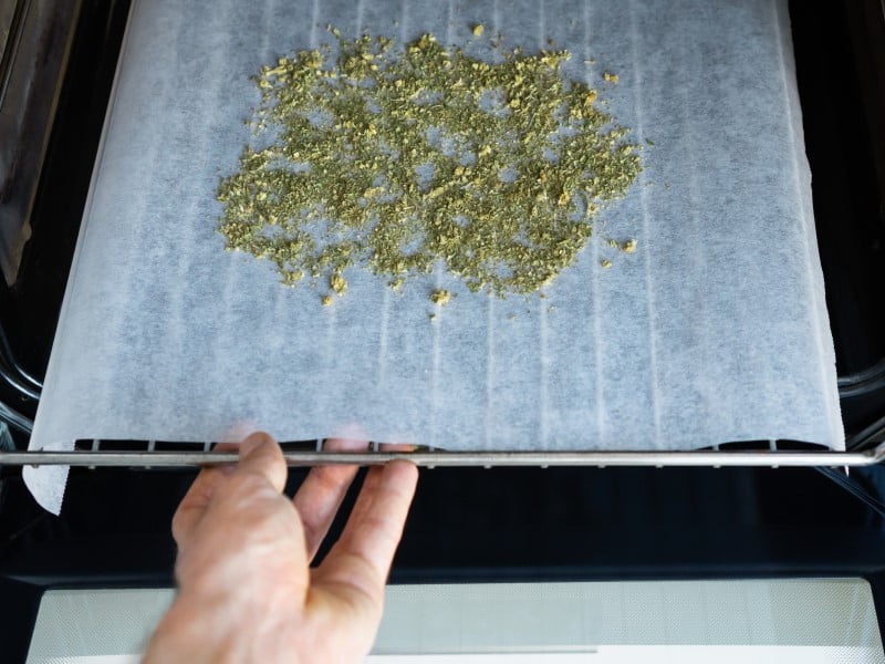 Backpapier für die Decarboxylierung ist für Cannabis Rezepte wichtig.
